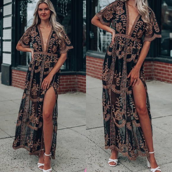 Honey Punch Dresses & Skirts - 🚨24 HOUR SALE🚨The Golden Hour Lace Maxi Dress